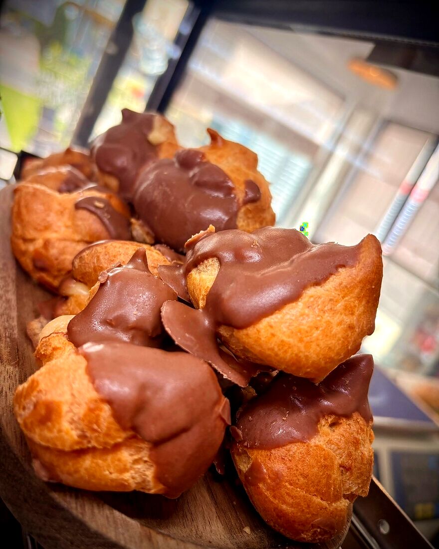 Profiterol glazurat cu ciocolată, pe tavă